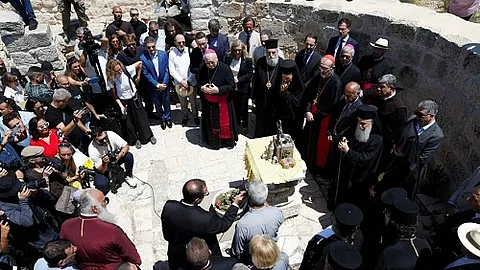 قادة الكنيسة ومبعوثون دبلوماسيون يزورون بلدة الطيبة
