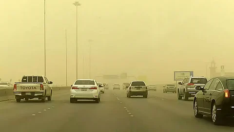«الأرصاد»: أمطار وأتربة مُثارة على منطقة جازان