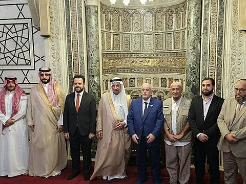 وزير الاستثمار والوفد المرافق له يؤدون الصلاة في المسجد الأموي بدمشق