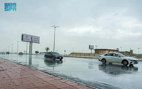 أجواء عسير تتزيّن بهطول الأمطار
