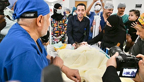 بالفيديو.. دموع الفرح تملأ لحظة لقاء والدي التوأم السوري وطفليهما بعد عملية فصلهما