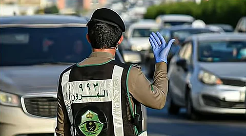 «المرور»: 4 حالات تستدعي تخفيف السرعة أو إيقاف المركبة