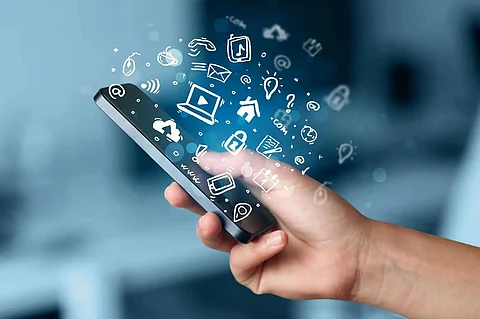 استشاري: الإفراط في استخدام الأجهزة الإلكترونية يضر بالقلب مثل التدخين