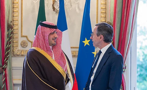 وزير الداخلية يستعرض التعاون الأمني مع نظيره الفرنسي