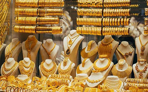 سعر الذهب في السعودية اليوم الخميس 6-2-1447 لكل الأعيرة