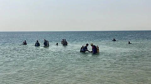 مبادرة تطوعية لتنظيف شاطئ نصف القمر وقاع البحر