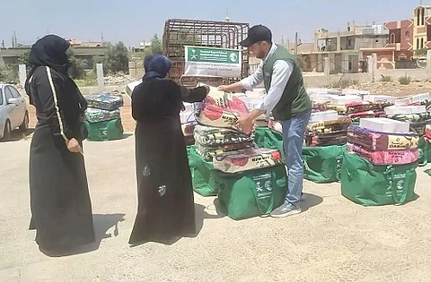 «إغاثي الملك سلمان» يوزع مساعدات غذائية للنازحين من السويداء