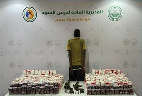 حرس الحدود بعسير يضبط مخالف لتهريبه 92,100 قرصٍ خاضعٍ لتنظيم التداول الطبي