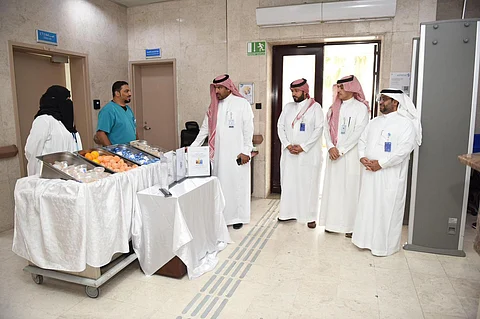 ضمن إطار حملة صيف بصحة … مجمع إرادة بالدمام ينفذ مبادرة "سقيا كرام" لخدمة مراجعي وزوار المجمع