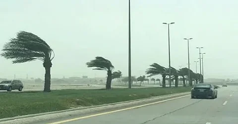 «الأرصاد»: رياحٌ شديدة على حائل وموجة حارة تضرب المنطقة الشرقية