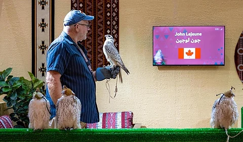خلال المزاد الدولي لمزارع الإنتاج.. صقارون دوليون يثمنون تسهيلات نادي الصقور في نقل واستضافة الصقور المشاركة