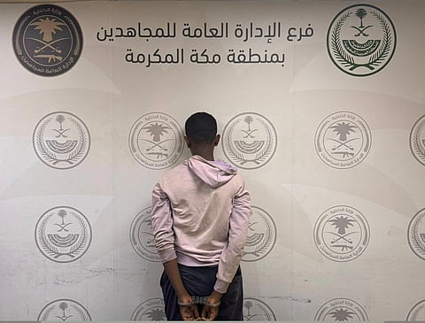 القبض على مخالف لنظام أمن الحدود لترويجه مادتي الحشيش والإمفيتامين المخدرتين بجدة