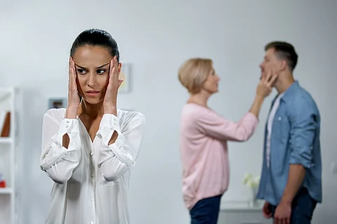 بالفيديو.. روشتة نفسية للموازنة في العلاقة بين الزوجة والأم الشكاكة الغيورة