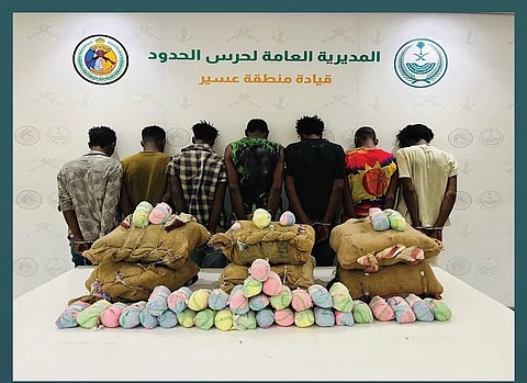 حرس الحدود بعسير يقبض على 7 مخالفين لنظام أمن الحدود لتهريبهم 161 كيلوجرامًا من نبات القات المخدر