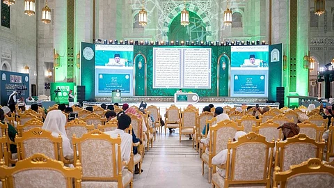 قاصدو المسجد الحرام يوثقون مشاهد مسابقة الملك عبدالعزيز الدولية للقرآن الكريم بالهواتف ويبثونها لذويهم حول العالم