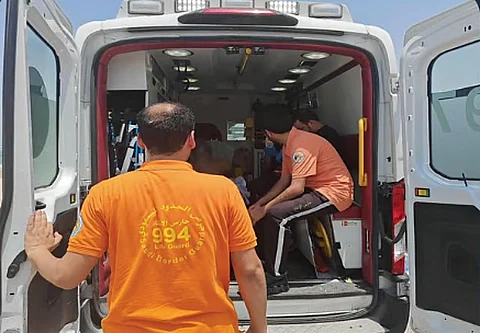 حرس الحدود بجازان يُنقذ 3 مواطنين من الغرق أثناء ممارسة السباحة