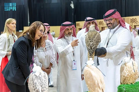 سفراء يزورون المزاد الدولي لمزارع إنتاج الصقور 2025