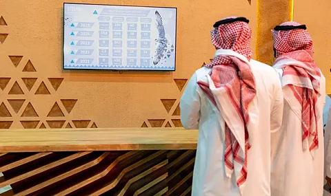 لمتابعة الصفقات والمبيعات.. شاشات إحصائية تعزز شفافية المزاد الدولي لمزارع إنتاج الصقور 2025
