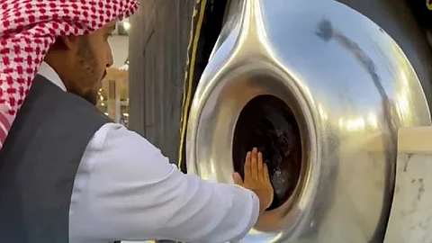 «الحج» تحث ضيوف الرحمن على تجنب الوقوف بمحاذاة الحجر الأسود