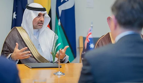 وزير الصحة يبحث تعزيز الاستثمار في الصناعات الدوائية مع نظيره الأسترالي