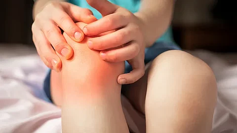 «فهد الطبية» توضّح أعراض مرض تكسر العظام الزجاجي ومضاعفاته