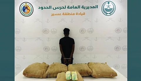 القبض على مخالف بمنطقة عسير لتهريبه 110 كيلوجرامات من نبات القات المخدر