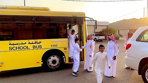 المرور: 4 إرشادات للطلاب عند انتظار الحافلة المدرسية