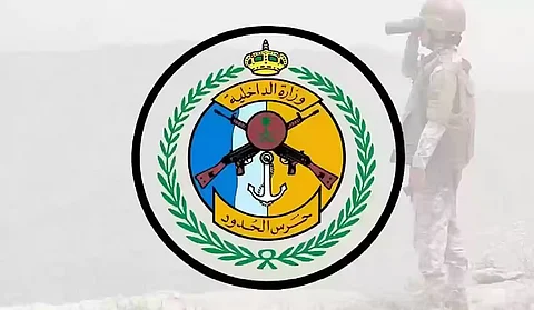 حرس الحدود بمكة المكرمة ينقذ مقيمين تعطلت واسطتهما البحرية في عرض البحر