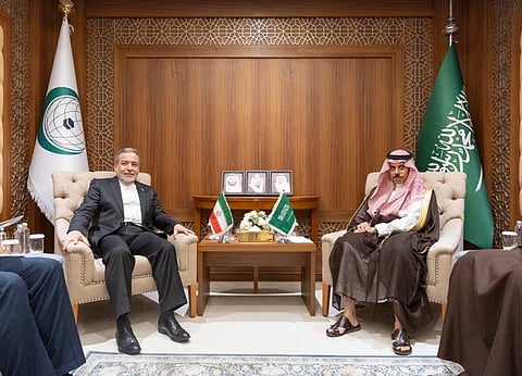 وزير الخارجية يناقش التطورات الإقليمية والدولية مع نظيره الإيراني