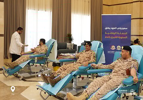 منسوبو وزارة الحرس الوطني بمختلف مناطق المملكة يشاركون في حملة ولي العهد للتبرع بالدم