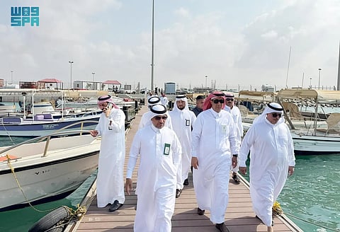 «البيئة والزراعة» تُسلّم 65 محركًا بحريًا للصيادين بينبع