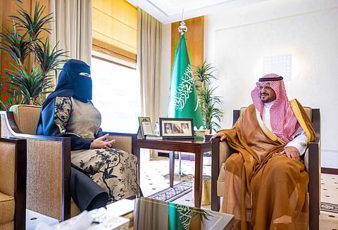 نائب أمير القصيم يستقبل مديرة الأحوال المدنية بالمنطقة ويشيد بجهود الأحوال