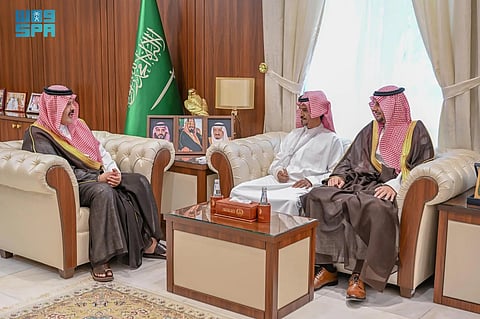 أمير حائل يكرِّم المعلّم سعود الشمري لشجاعته في إخماد حريق بمدرسة