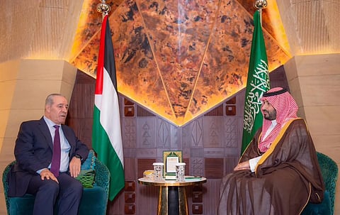 ولي العهد خلال مباحثاته مع نائب رئيس دولة فلسطين
