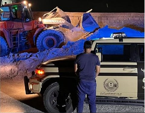 «الأمن البيئي» تضبط مقيمًا لتفريغه مواد خرسانية في المنطقة الشرقية