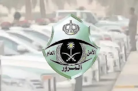 المرور: غرامة القيادة على أكتاف الطريق تصل إلى 2000 ريال