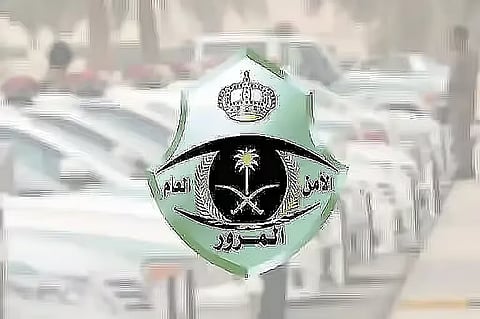 «المرور» يوضح غرامة القيادة على أكتاف الطريق