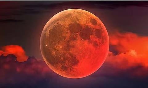 باحث فلكي يوضح أسباب ظهور القمر باللون الأحمر خلال الخسوف الكلي