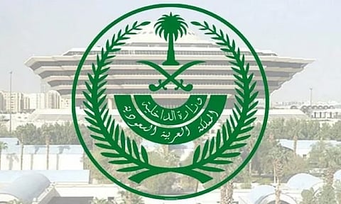 «الداخلية»: الرجوع بالسيارة للخلف في طريق عام لمسافة تتجاوز 20 مترًا يُربك حركة السير