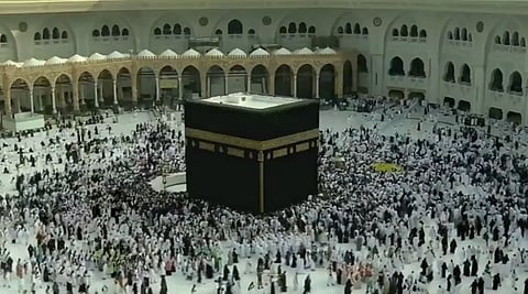 سكينة وخشوع الطائفين وسط أجواء غائمة على المسجد الحرام
