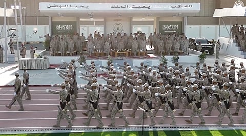 رئيس أركان القوات البرية يشهد تخريج 16 دورة من دورات الفرد الأساسي