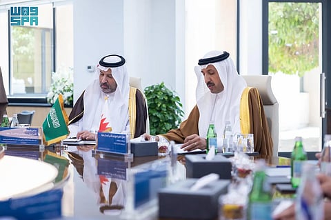 الأمير فيصل بن سلمان يزور «منامة القصيبي» في البحرين