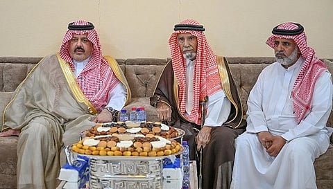 توفي مع 7 من أبنائه في حادث مروري.. أمير منطقة حائل يعزي أسرة "سطام فيحان"