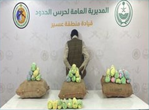 القبض على مخالف لنظام أمن الحدود بعسير لتهريبه 60 كيلوجرامًا من القات