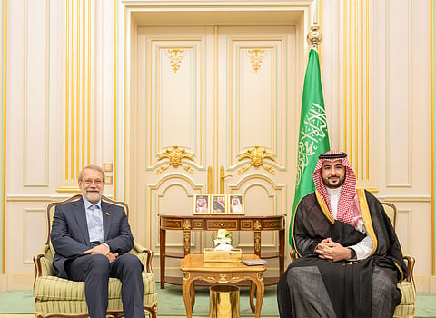 وزير الدفاع يبحث تطورات الأوضاع الإقليمية مع أمين المجلس الأعلى للأمن القومي الإيراني