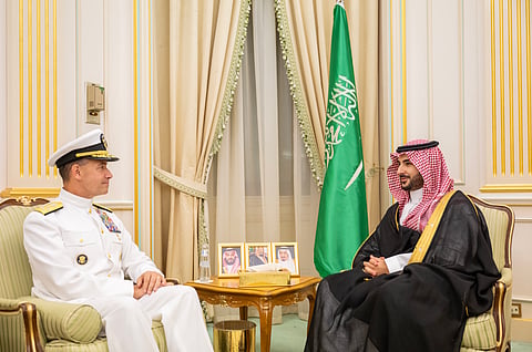 وزير الدفاع وقائد القيادة المركزية الأمريكية يستعرضان التعاون بالمجالات العسكرية