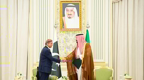 ولي العهد ورئيس وزراء باكستان يوقعان على اتفاقية الدفاع الإستراتيجي المشترك