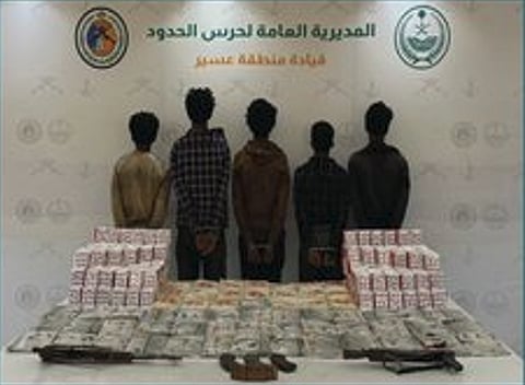 ضبط 5 إثيوبيين لتهريبهم 60 كجم حشيش و41,000 قرص خاضع لتنظيم التداول الطبي بعسير