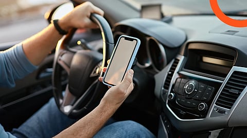 «المرور» تحذر من استخدام الهواتف أثناء القيادة: من أبرز مسببات الحوادث