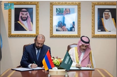 وزير الخارجية يوقع مذكرة تفاهم بشأن المشاورات السياسية مع نظيره الأرميني